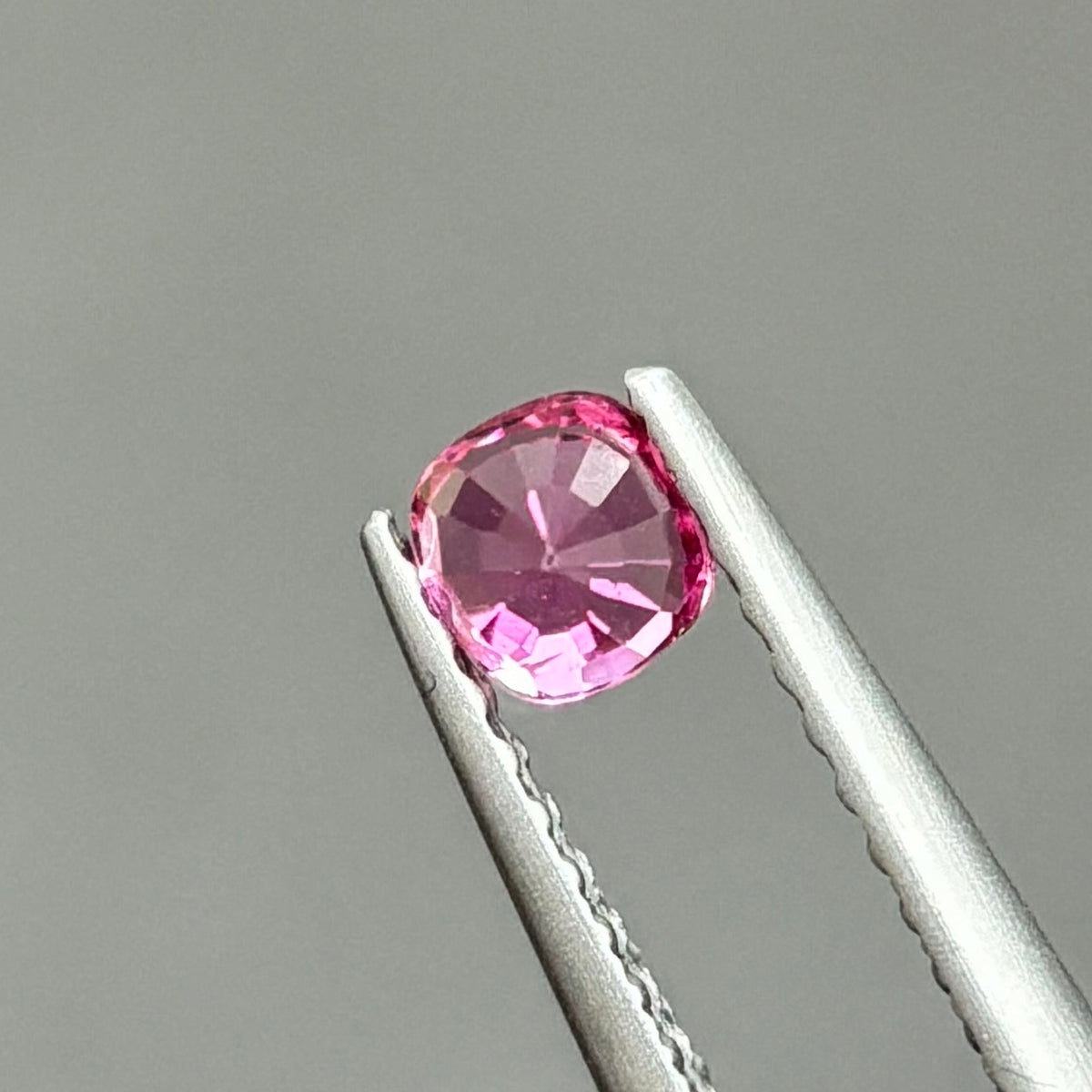 0,33ct Natural Pink Spinel Viet Nam. Cushion Shape. No Treatment Spinel Luc Yen.