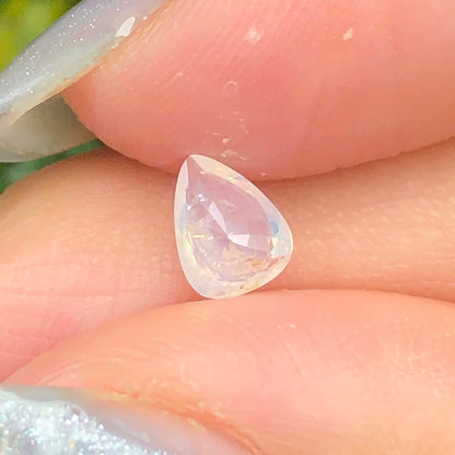 0,64ct Natural White Sapphire Vietnam. Trilliant Shape. No Treatment Sapphire Luc Yen.