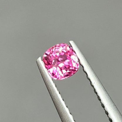 0,33ct Natural Pink Spinel Viet Nam. Cushion Shape. No Treatment Spinel Luc Yen.