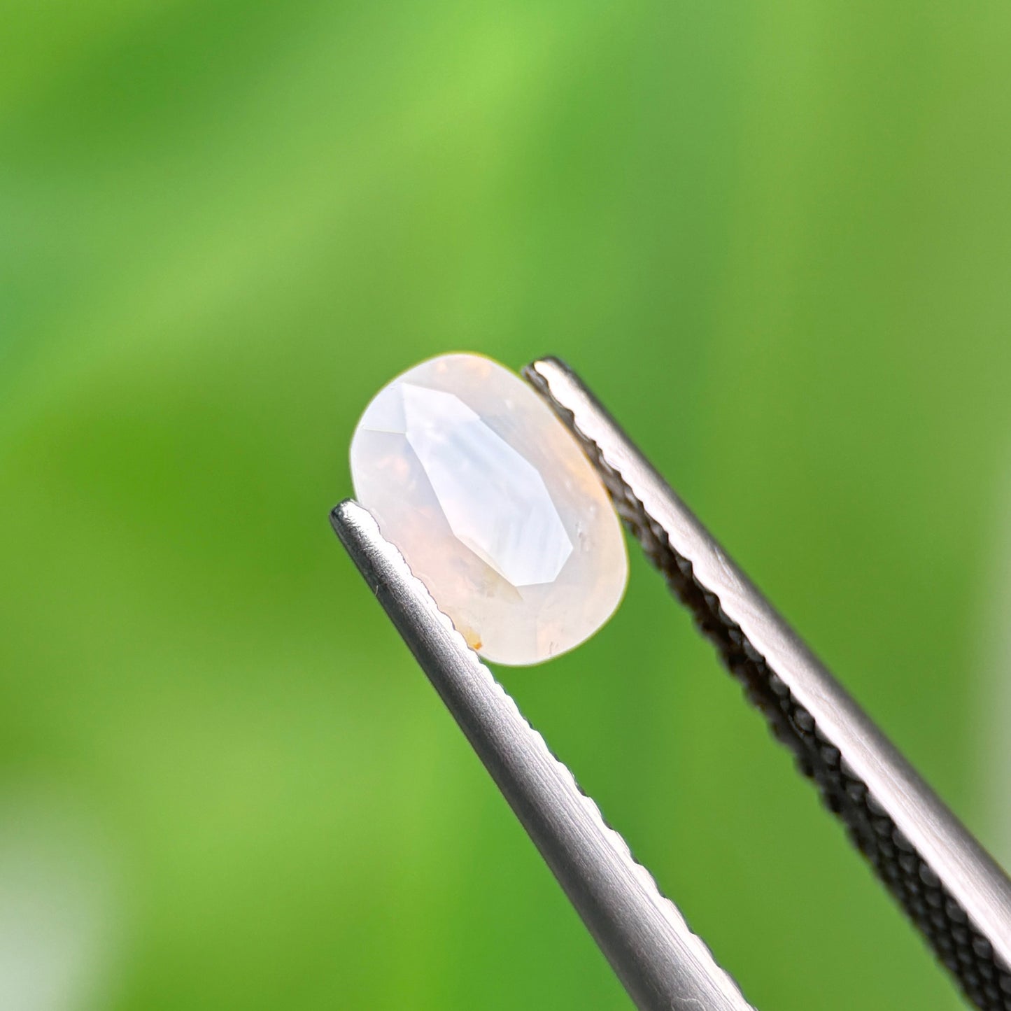0,77ct Natural White Milky Sapphire Vietnam. Cushion Shape. No Treatment Milky Sapphire Luc Yen.