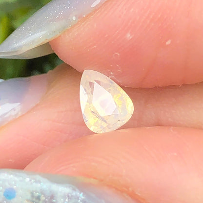 0,64ct Natural White Sapphire Vietnam. Trilliant Shape. No Treatment Sapphire Luc Yen.