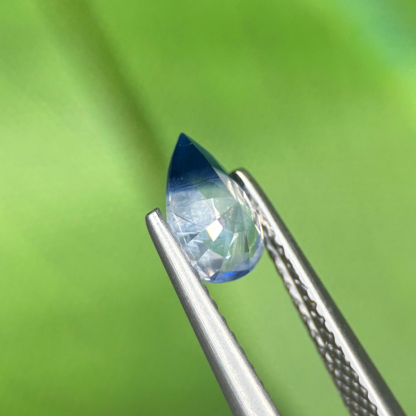 0,94 Natural Blue-White Sapphire Vietnam. Pear Shape. No Treatment Sapphire Luc Yen.