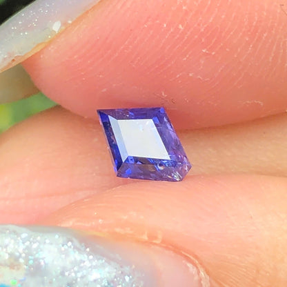 0,68ct Natural Purplish Blue Sapphire Vietnam. Freeform. No Treatment Sapphire Luc Yen.