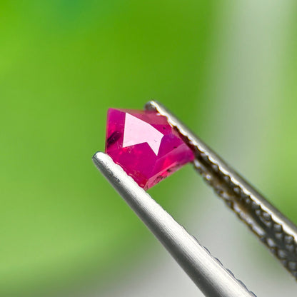 0,59ct Natural Ruby Vietnam. Freeform. No Treatment Ruby Luc Yen.