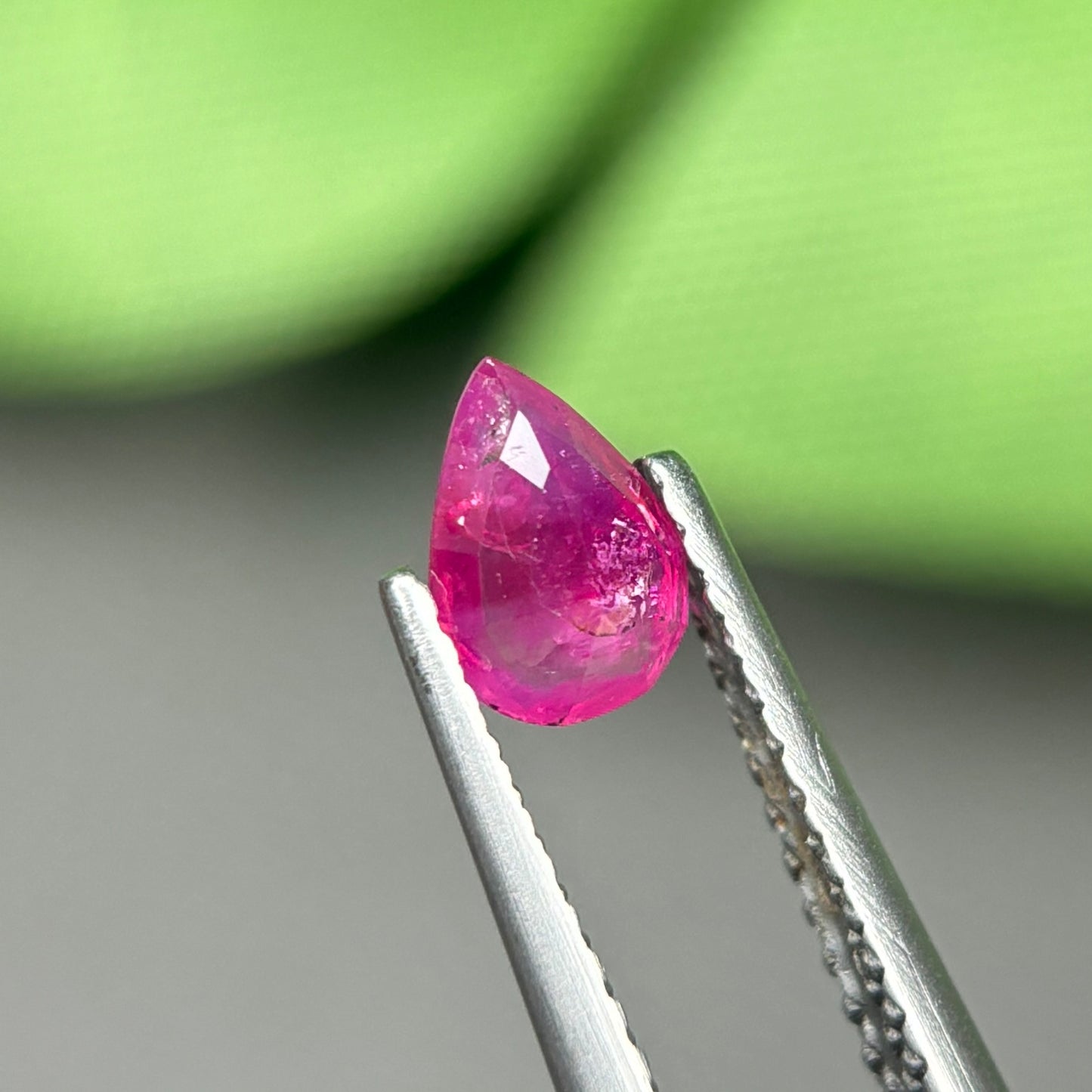 0,48ct Natural Ruby Viet Nam. Pear Shape. No Treatment Ruby Luc Yen.