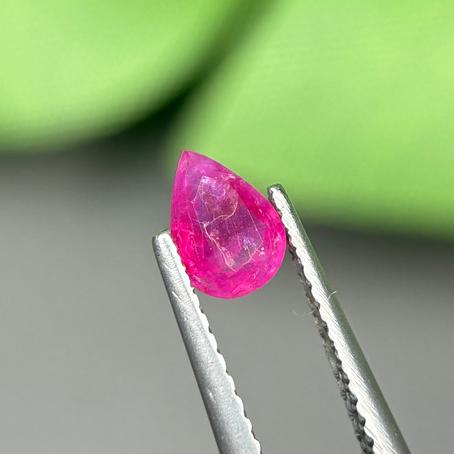 0,48ct Natural Ruby Viet Nam. Pear Shape. No Treatment Ruby Luc Yen.