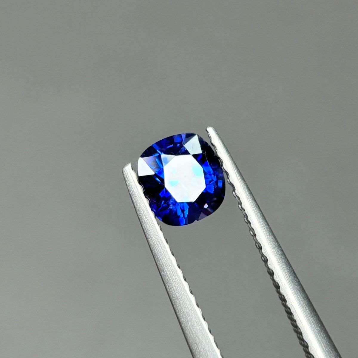 0,86ct Natural Blue Sapphire Vietnam. Cushion Shape. No Treatment Sapphire Luc Yen.