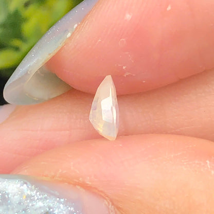0,64ct Natural White Sapphire Vietnam. Trilliant Shape. No Treatment Sapphire Luc Yen.