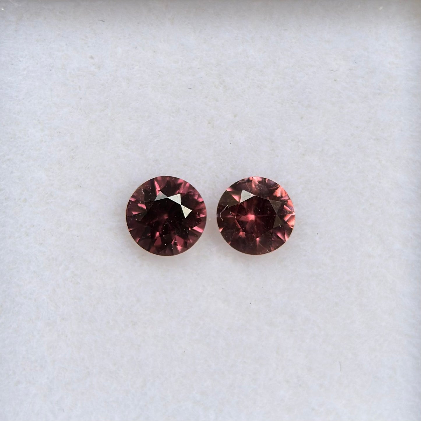 0,52 ct/ 2Pcs Natural Brownish Pink Spinel Vietnam. Round Shape.