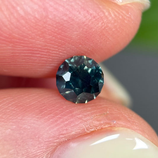 0,77ct Natural Dak Green Sapphire Vietnam. Round Shape. No Treatment Sapphire Luc Yen.