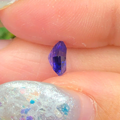 0,68ct Natural Purplish Blue Sapphire Vietnam. Freeform. No Treatment Sapphire Luc Yen.