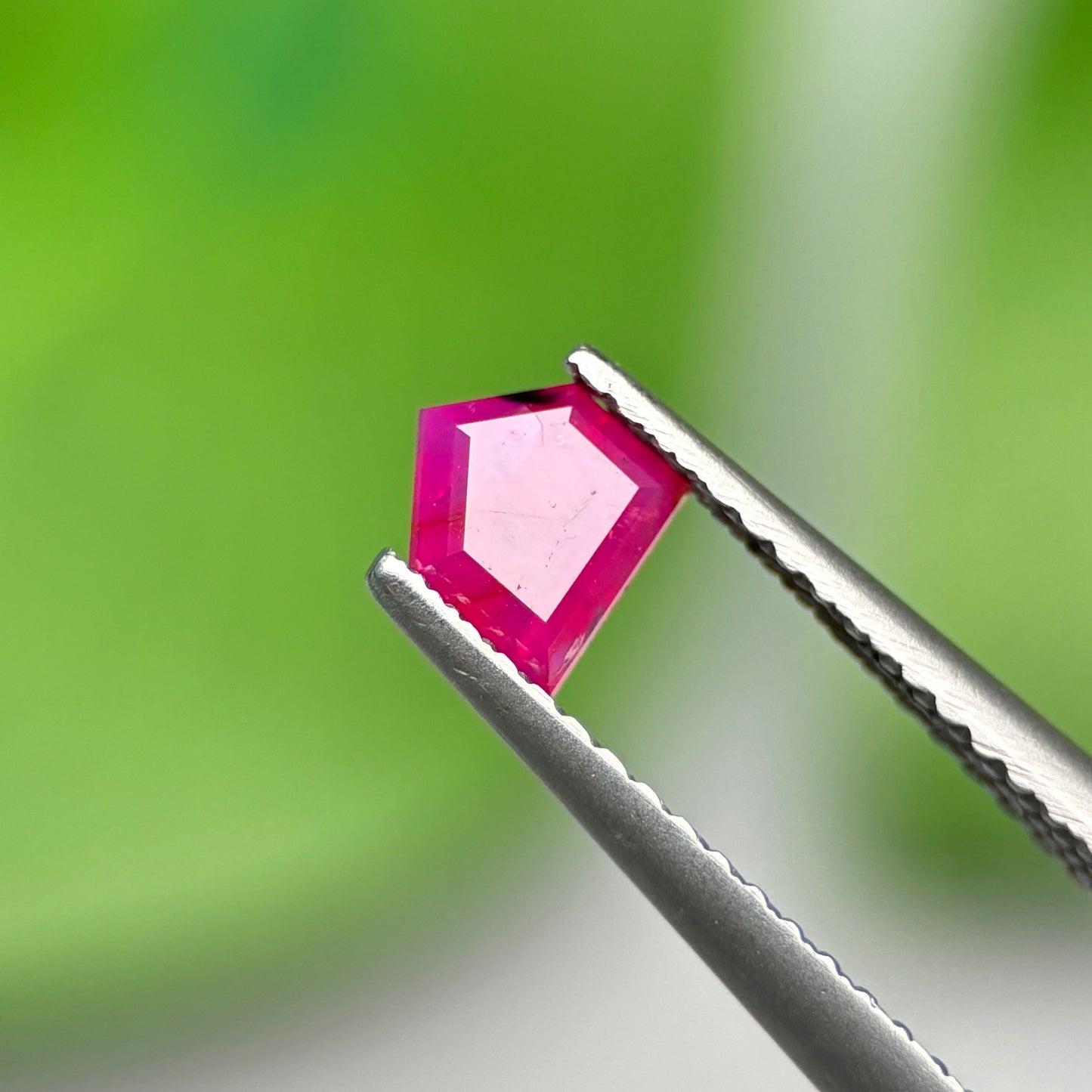 0,59ct Natural Ruby Vietnam. Freeform. No Treatment Ruby Luc Yen.