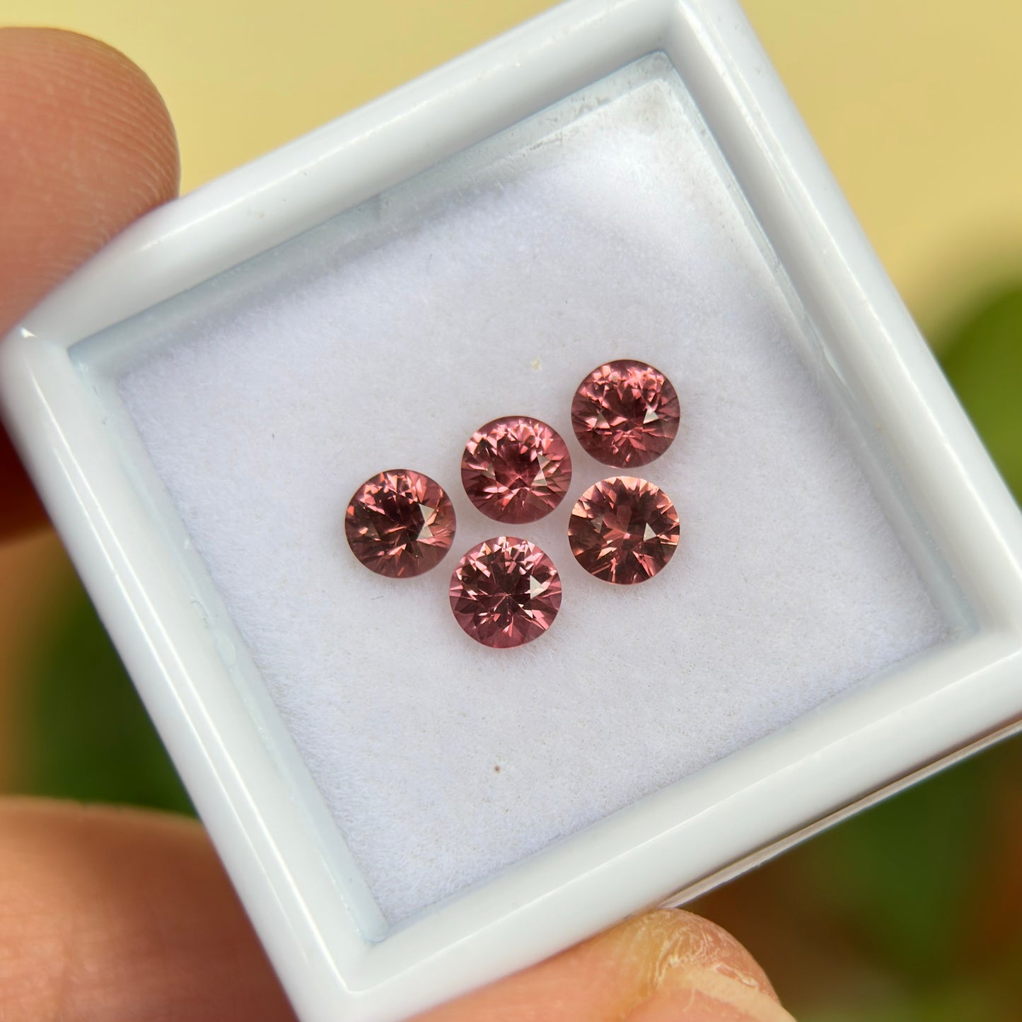 1,36 ct/ 5Pcs Natural Brownish Orange Spinel Vietnam. Round Shape.