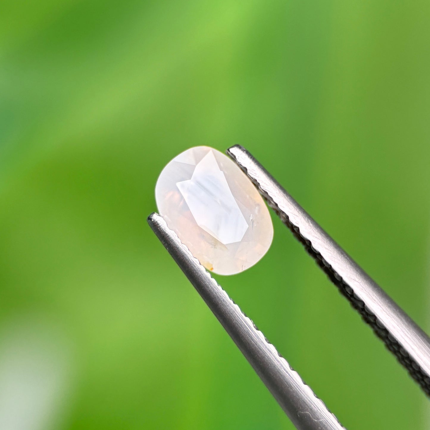 0,77ct Natural White Milky Sapphire Vietnam. Cushion Shape. No Treatment Milky Sapphire Luc Yen.