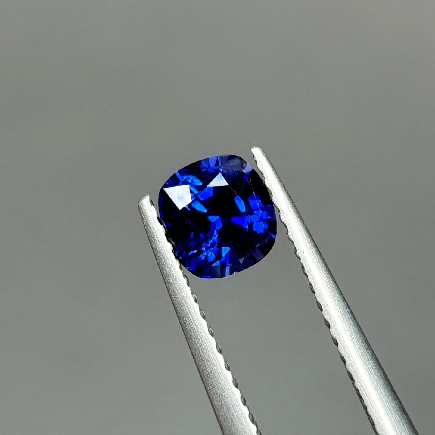 0,86ct Natural Blue Sapphire Vietnam. Cushion Shape. No Treatment Sapphire Luc Yen.