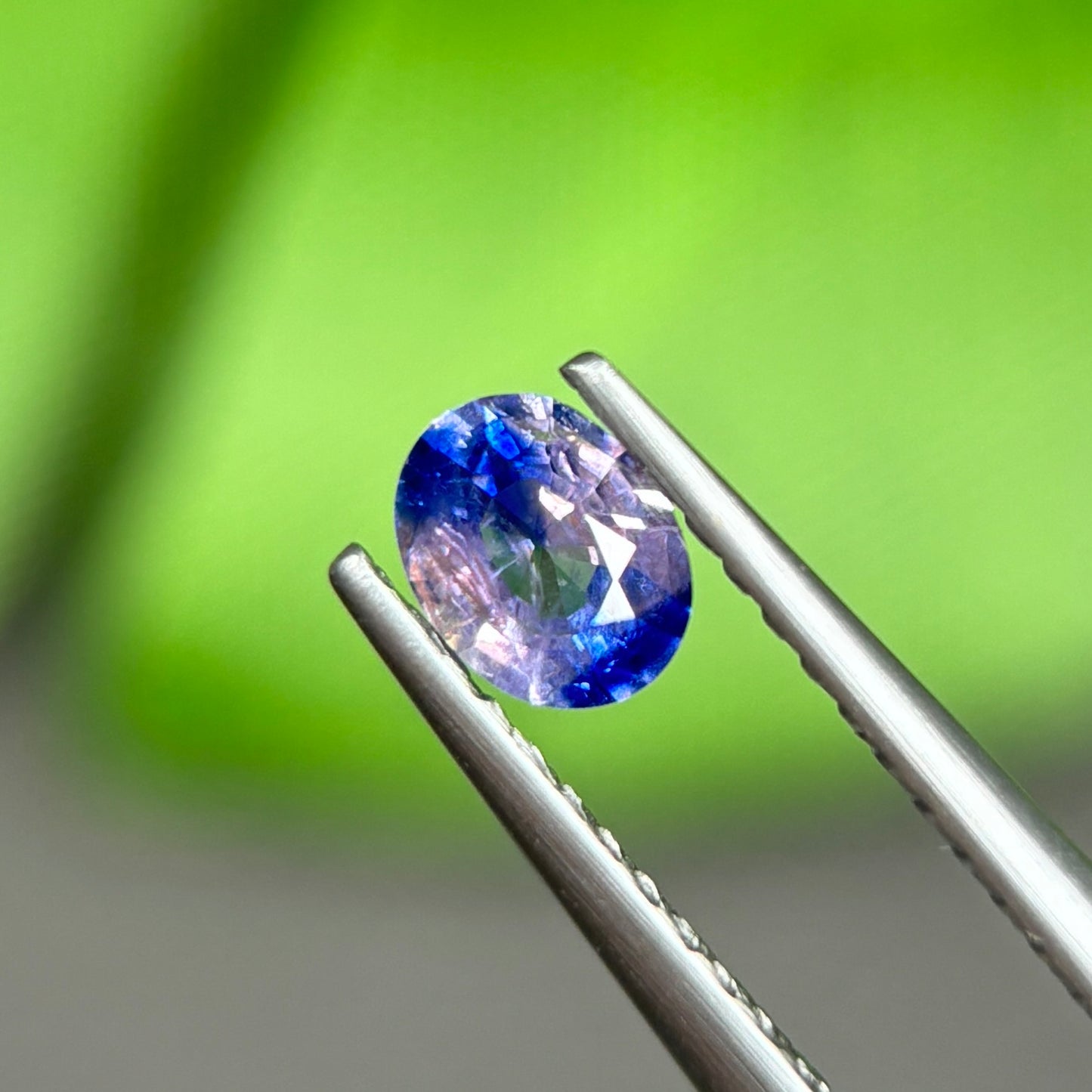 0,4ct Natural Blue-White Sapphire Vietnam. Oval Shape. No Treatment Sapphire Luc Yen.