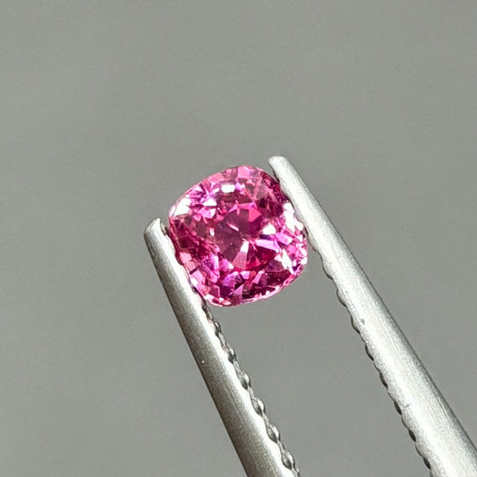 0,33ct Natural Pink Spinel Viet Nam. Cushion Shape. No Treatment Spinel Luc Yen.