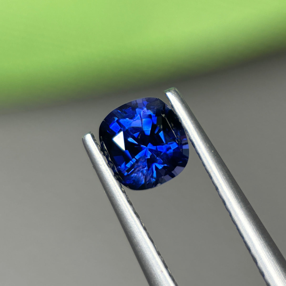 0,86ct Natural Blue Sapphire Vietnam. Cushion Shape. No Treatment Sapphire Luc Yen.