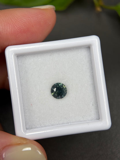 0,77ct Natural Dak Green Sapphire Vietnam. Round Shape. No Treatment Sapphire Luc Yen.