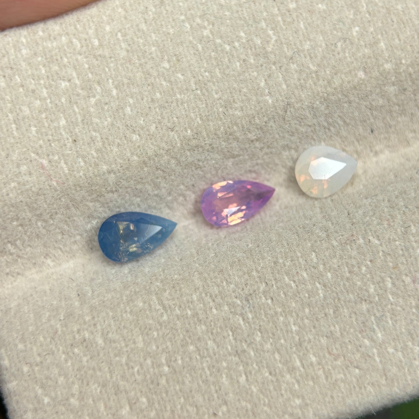 1,34ct Natural Pink-White-Blue Milky Sapphire Vietnam. Pear Shape. No Treatment Milky Sapphire Luc Yen.