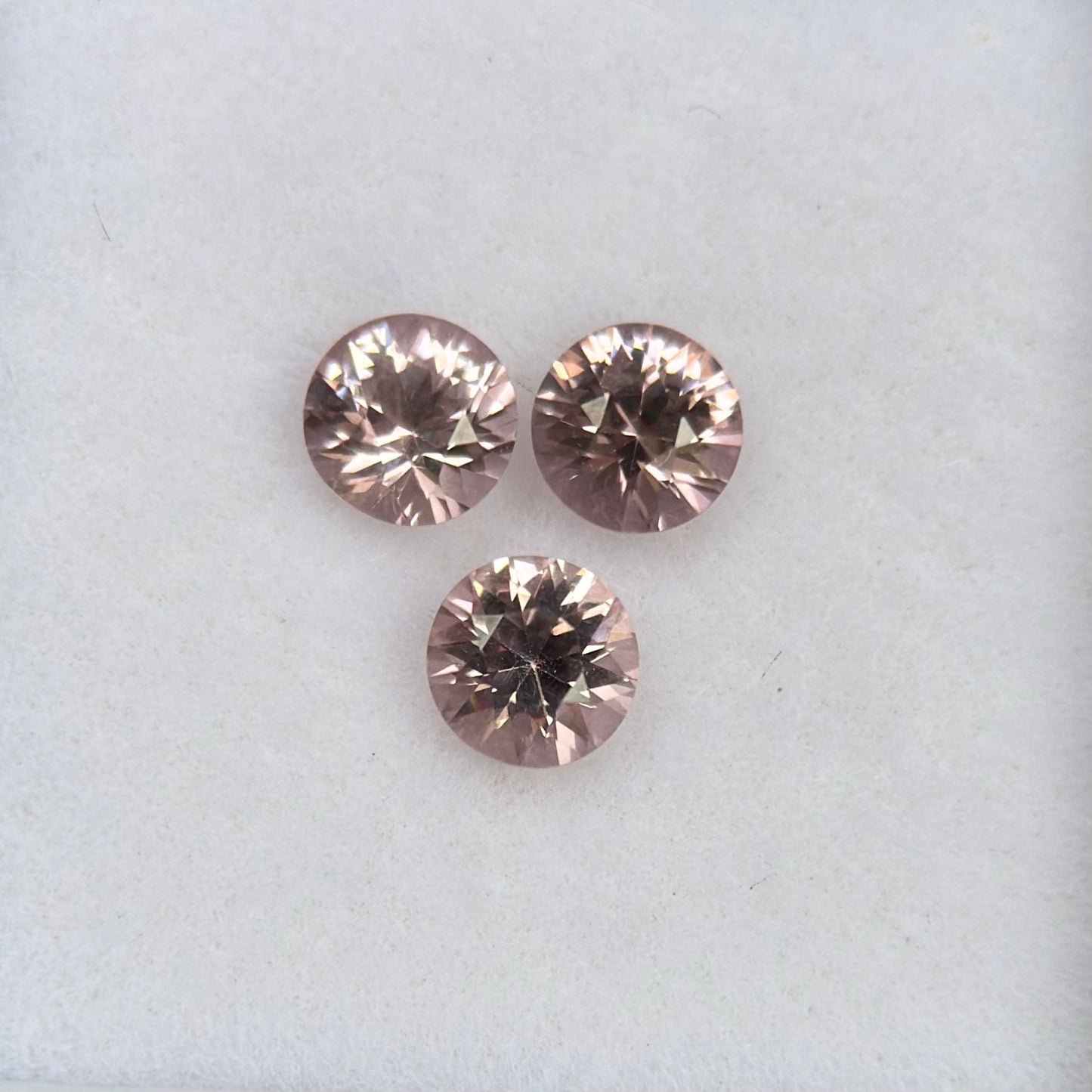 0,79ct/3Pcs Natural Pink Spinel Vietnam. Round Shape.