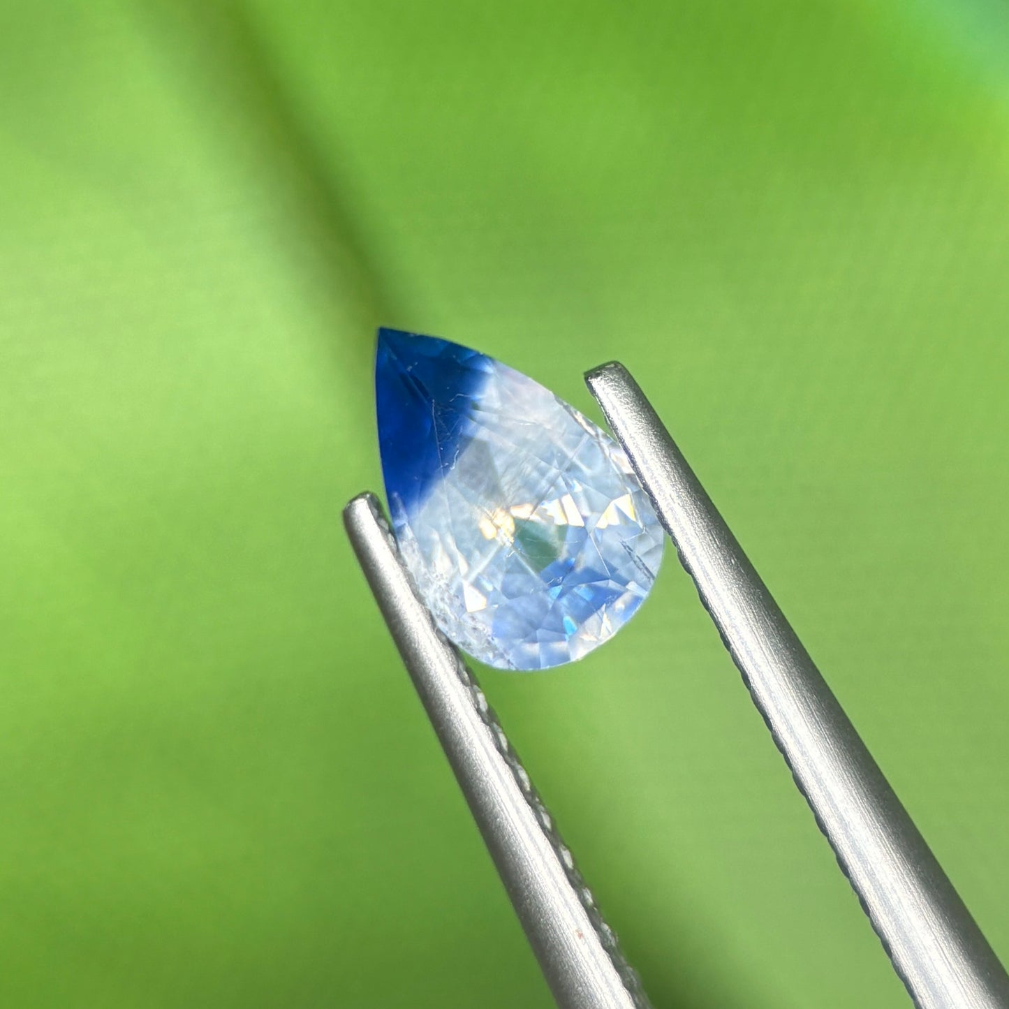 0,94 Natural Blue-White Sapphire Vietnam. Pear Shape. No Treatment Sapphire Luc Yen.