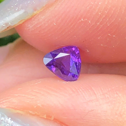 0,35ct Natural Purple Sapphire Vietnam. Trilliant Shape. No Treatment Sapphire Luc Yen.