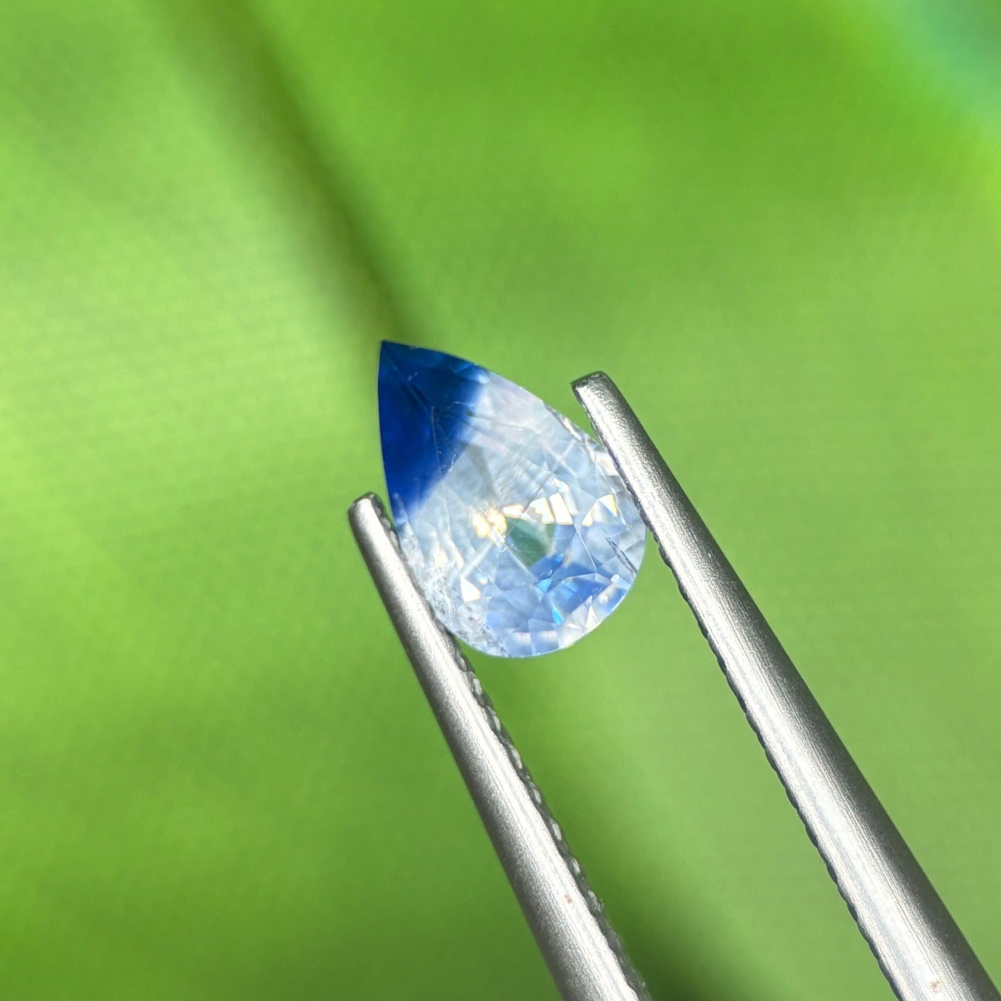 0,94 Natural Blue-White Sapphire Vietnam. Pear Shape. No Treatment Sapphire Luc Yen.