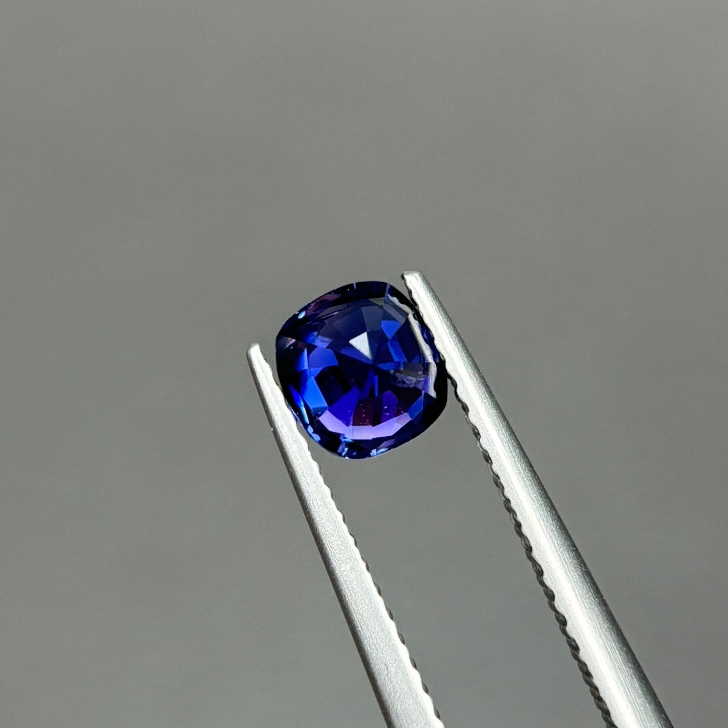 0,86ct Natural Blue Sapphire Vietnam. Cushion Shape. No Treatment Sapphire Luc Yen.