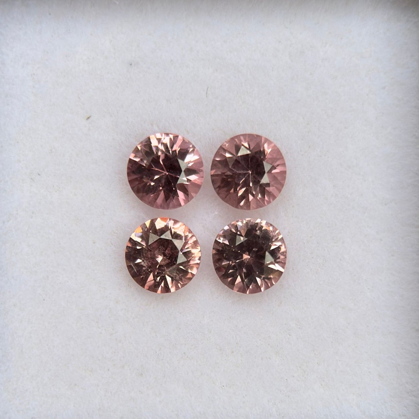 1,07 ct/ 4 Pcs Natural Pinkish Orange Spinel Vietnam. Round Shape.