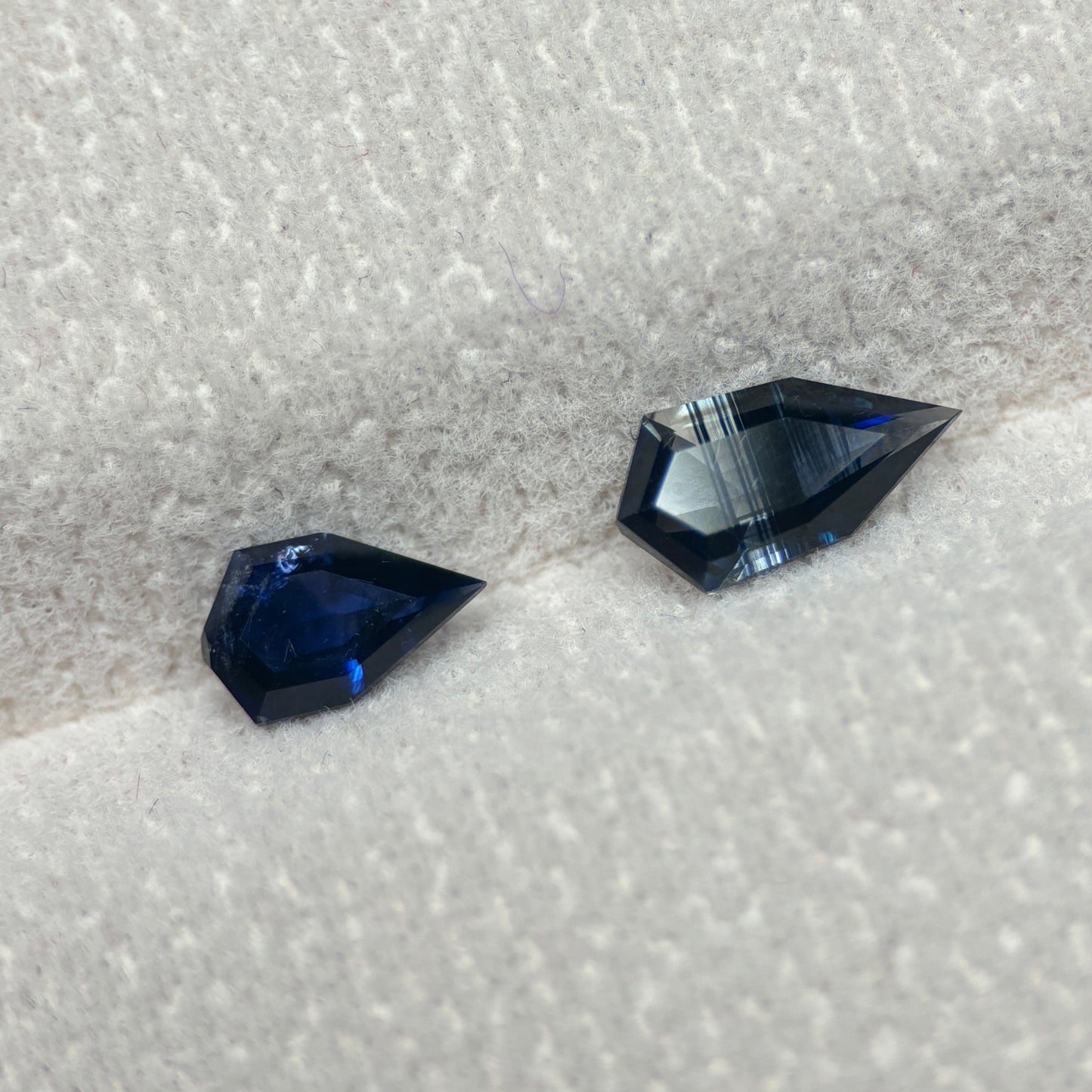 1,26ct/2Pcs Natural Blue & Dak Green Milky Sapphire Vietnam. Freeform. No Treatment Milky Sapphire Luc Yen.