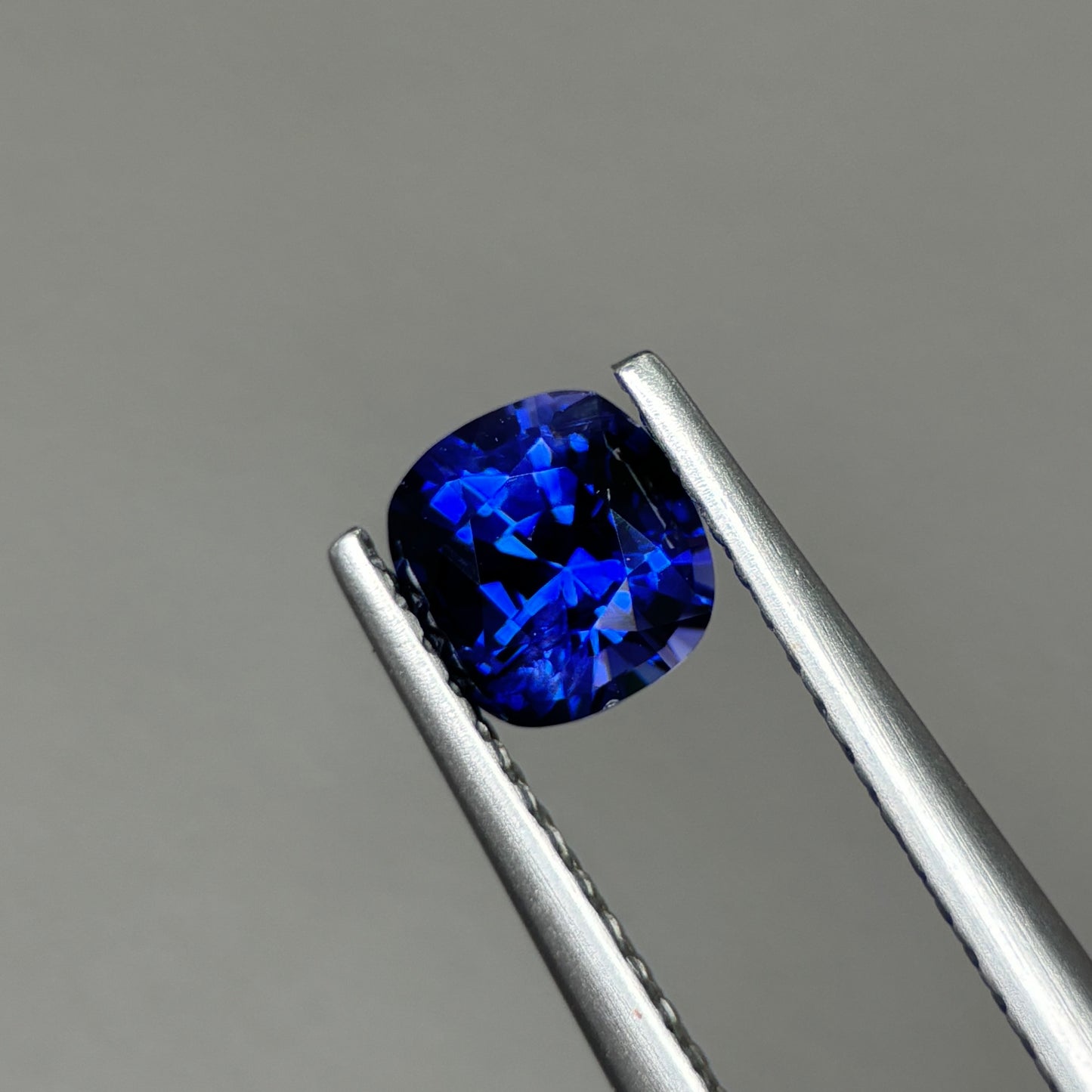 0,86ct Natural Blue Sapphire Vietnam. Cushion Shape. No Treatment Sapphire Luc Yen.