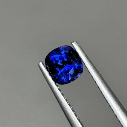 0,86ct Natural Blue Sapphire Vietnam. Cushion Shape. No Treatment Sapphire Luc Yen.