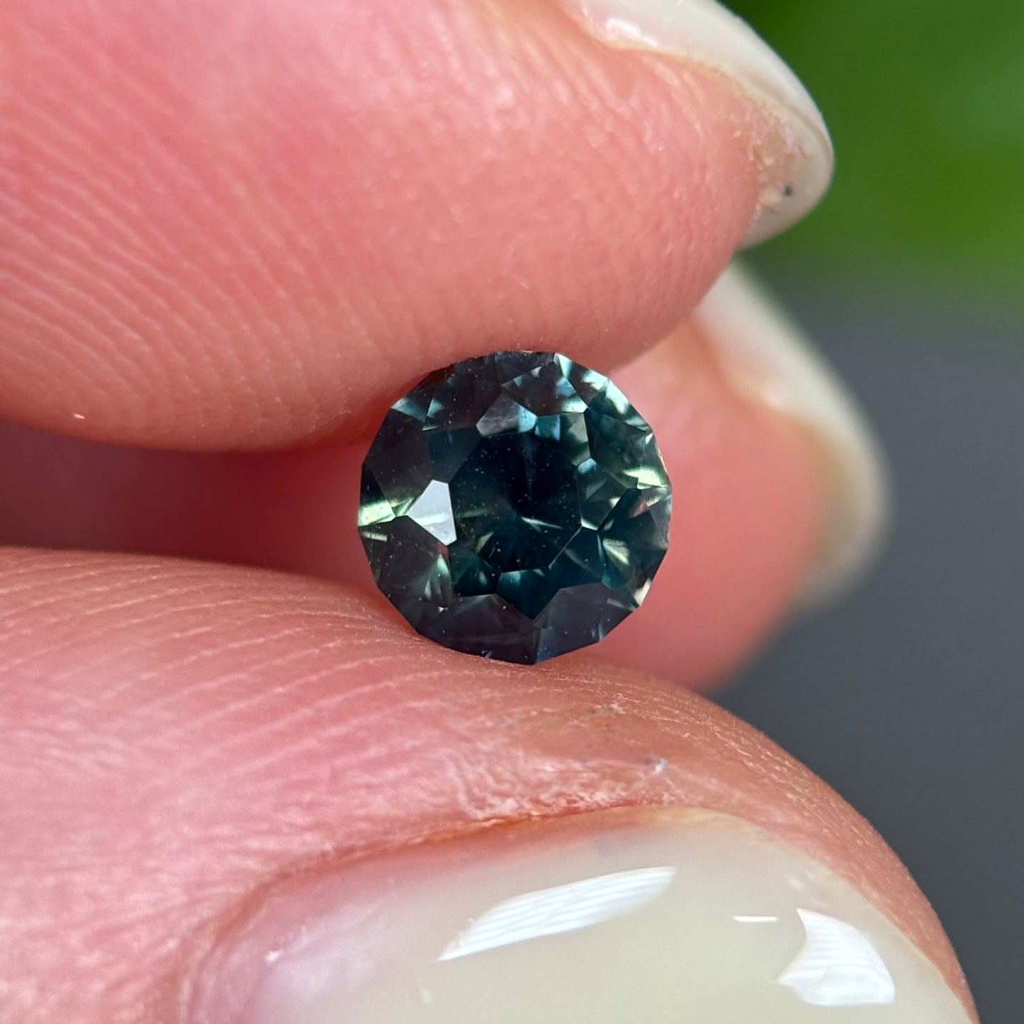 0,77ct Natural Dak Green Sapphire Vietnam. Round Shape. No Treatment Sapphire Luc Yen.