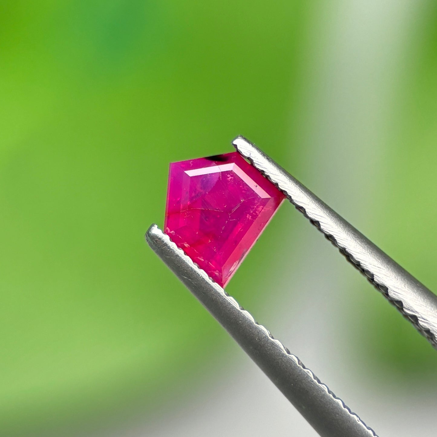 0,59ct Natural Ruby Vietnam. Freeform. No Treatment Ruby Luc Yen.