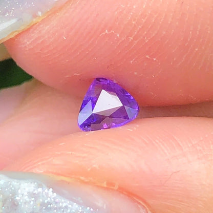 0,35ct Natural Purple Sapphire Vietnam. Trilliant Shape. No Treatment Sapphire Luc Yen.