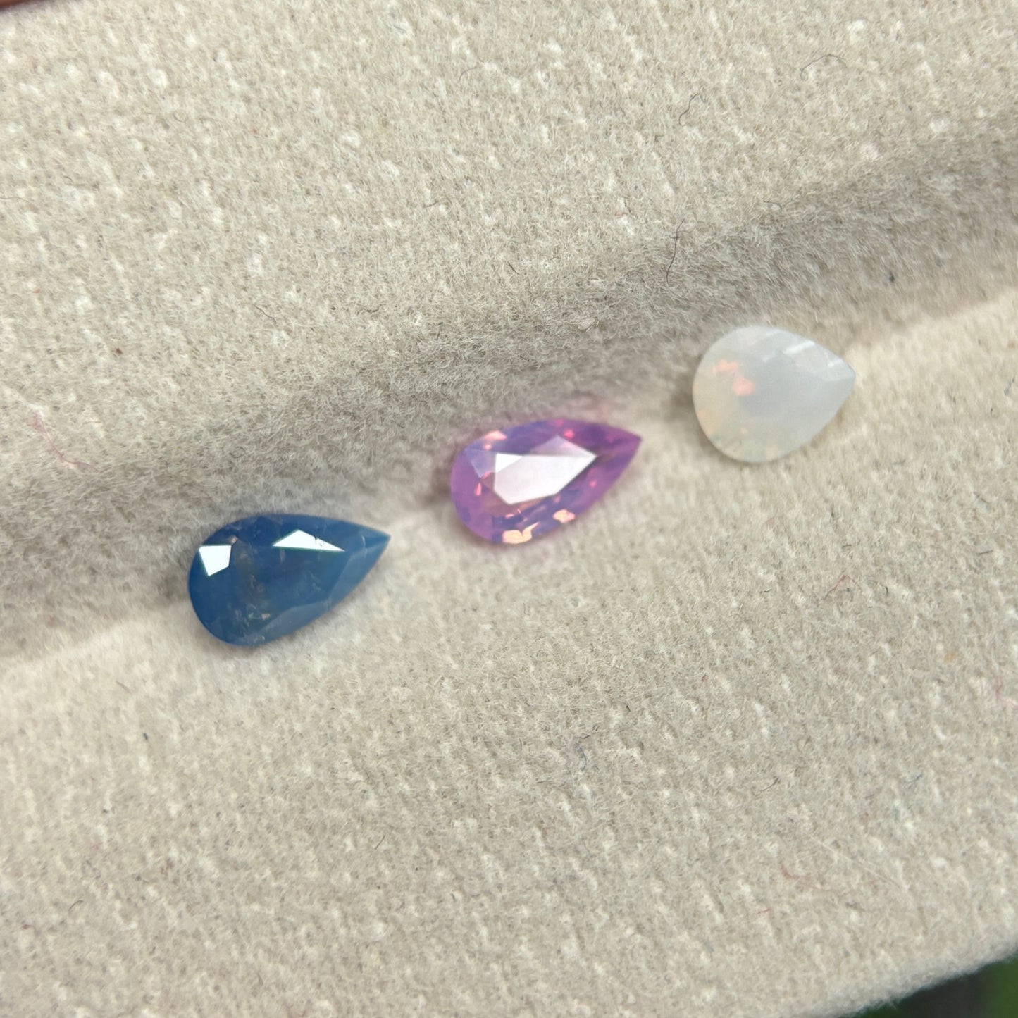 1,34ct Natural Pink-White-Blue Milky Sapphire Vietnam. Pear Shape. No Treatment Milky Sapphire Luc Yen.
