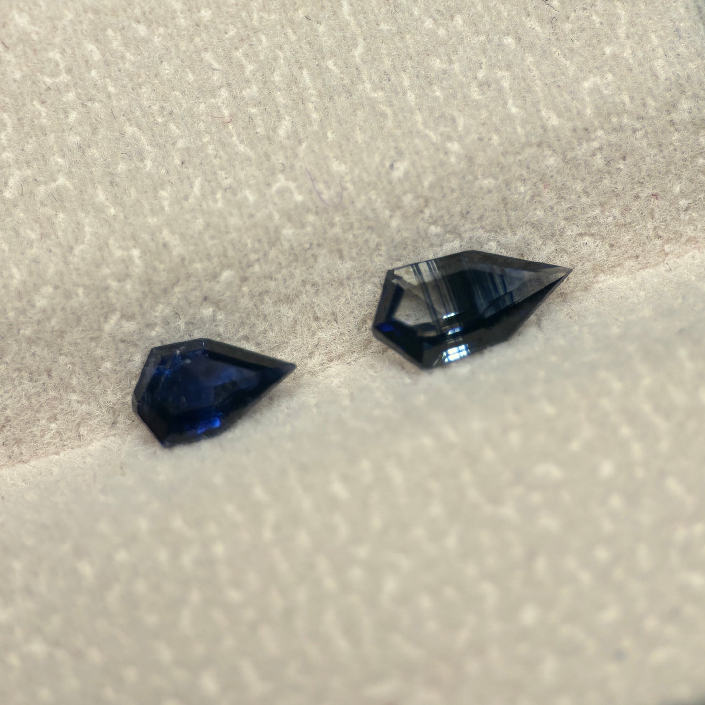 1,26ct/2Pcs Natural Blue & Dak Green Milky Sapphire Vietnam. Freeform. No Treatment Milky Sapphire Luc Yen.