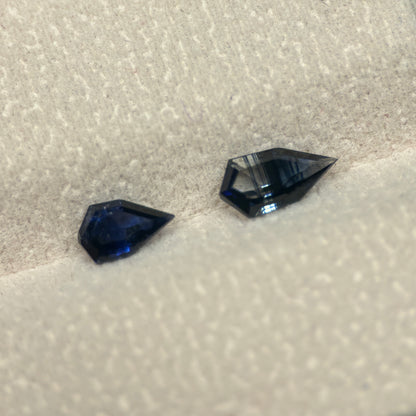 1,26ct/2Pcs Natural Blue & Dak Green Milky Sapphire Vietnam. Freeform. No Treatment Milky Sapphire Luc Yen.