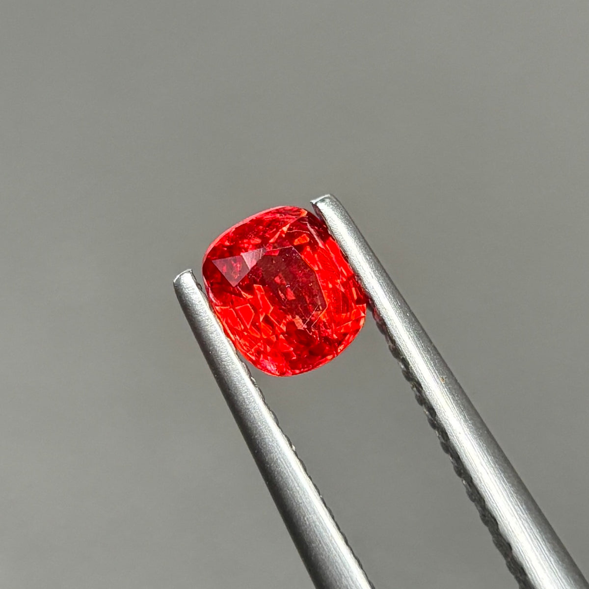 0,63ct Natural Red Spinel Viet Nam. Cushion Shape. No Treatment Spinel Luc Yen.