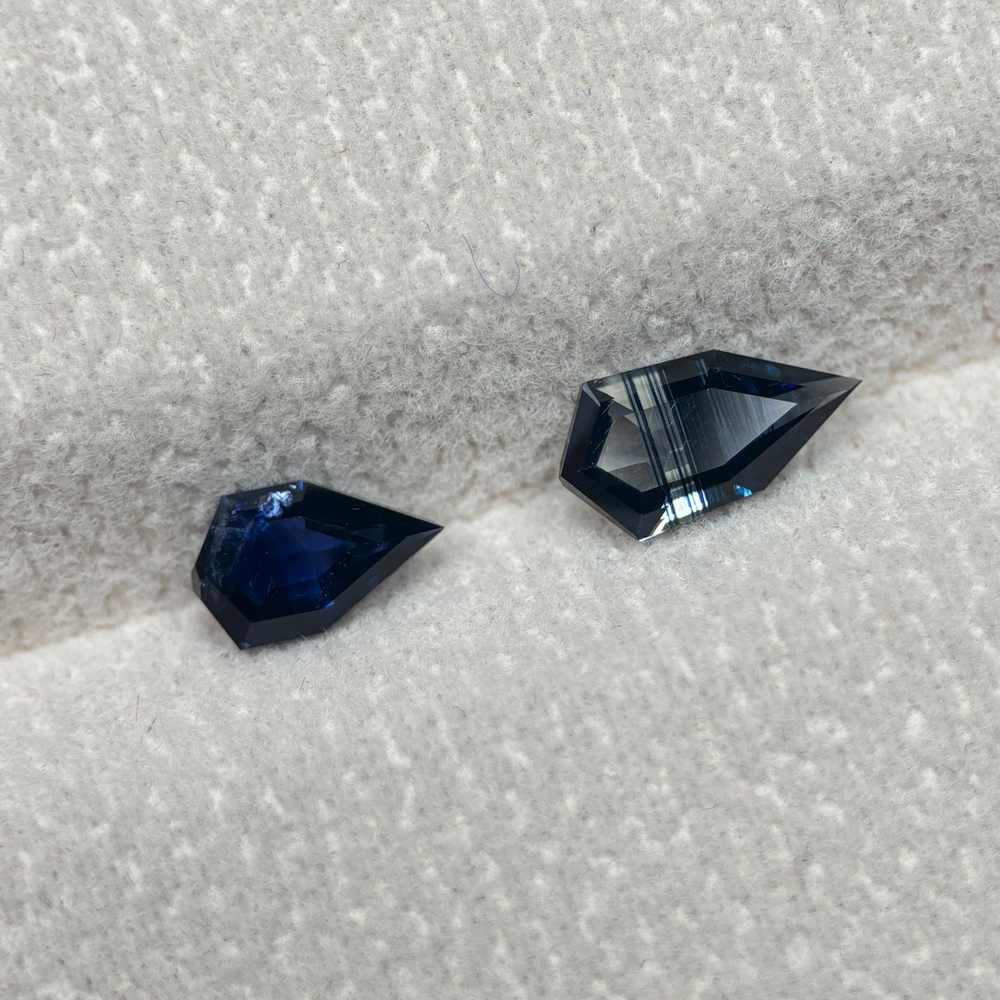 1,26ct/2Pcs Natural Blue & Dak Green Milky Sapphire Vietnam. Freeform. No Treatment Milky Sapphire Luc Yen.