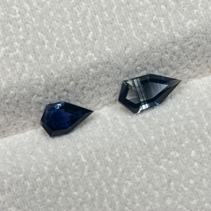 1,26ct/2Pcs Natural Blue & Dak Green Milky Sapphire Vietnam. Freeform. No Treatment Milky Sapphire Luc Yen.