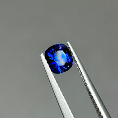 0,86ct Natural Blue Sapphire Vietnam. Cushion Shape. No Treatment Sapphire Luc Yen.