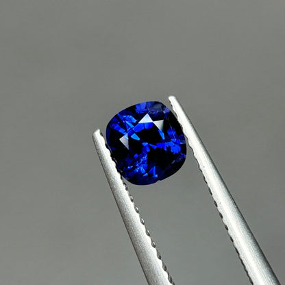 0,86ct Natural Blue Sapphire Vietnam. Cushion Shape. No Treatment Sapphire Luc Yen.