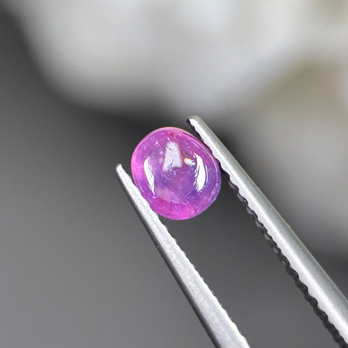 0,8ct Natural Pinkish Purple Cacbochon Sapphire Viet Nam. No Treatment Sapphire Luc Yen.