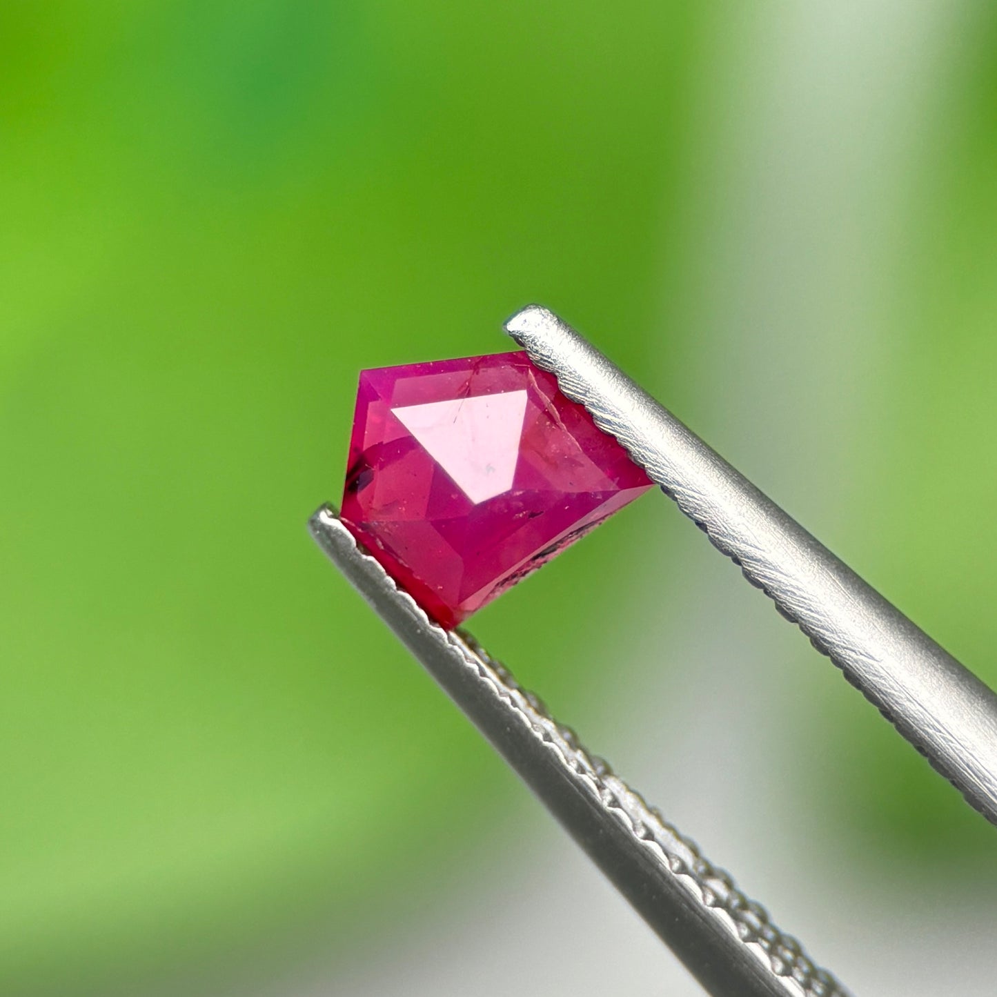 0,59ct Natural Ruby Vietnam. Freeform. No Treatment Ruby Luc Yen.