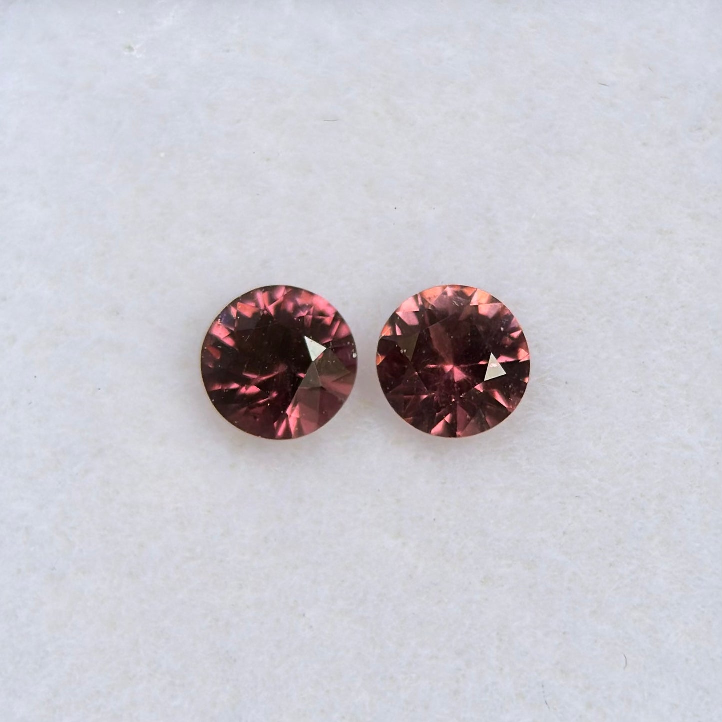 0,52 ct/ 2Pcs Natural Brownish Pink Spinel Vietnam. Round Shape.