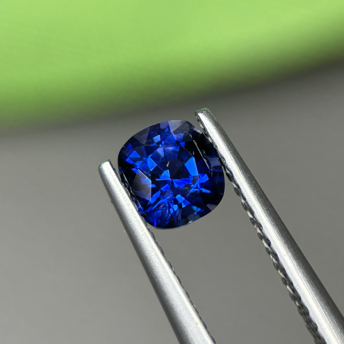 0,86ct Natural Blue Sapphire Vietnam. Cushion Shape. No Treatment Sapphire Luc Yen.