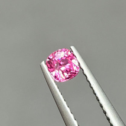 0,33ct Natural Pink Spinel Viet Nam. Cushion Shape. No Treatment Spinel Luc Yen.