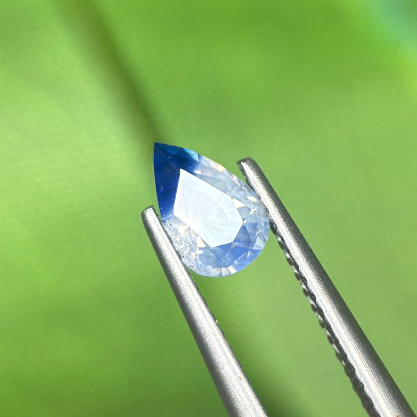 0,94 Natural Blue-White Sapphire Vietnam. Pear Shape. No Treatment Sapphire Luc Yen.